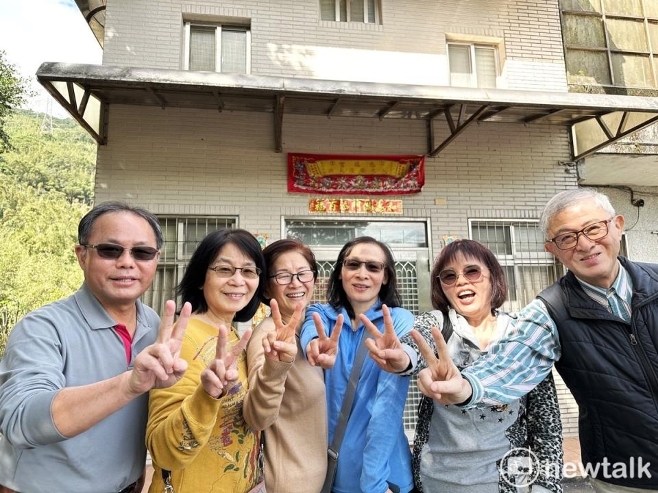 一些民眾來參觀賴清德老家，並比出2號手勢，給賴清德加油。   圖：張良一/攝