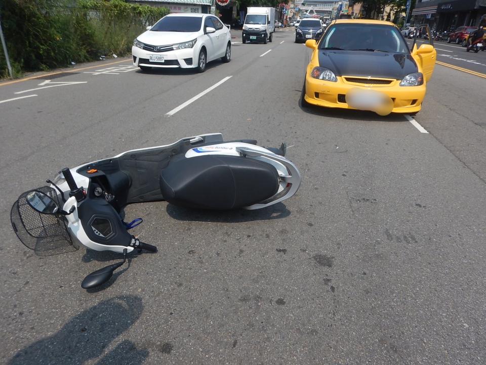 玖壹壹團長春風的愛車三門喜美，昨（29）日因搶車道發生車禍。（圖／東森新聞）