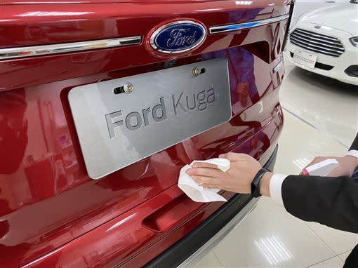 車主於可針對使用者頻繁接觸的車輛部件例如內外門把定期進行清潔與消毒。（圖／Ford提供）