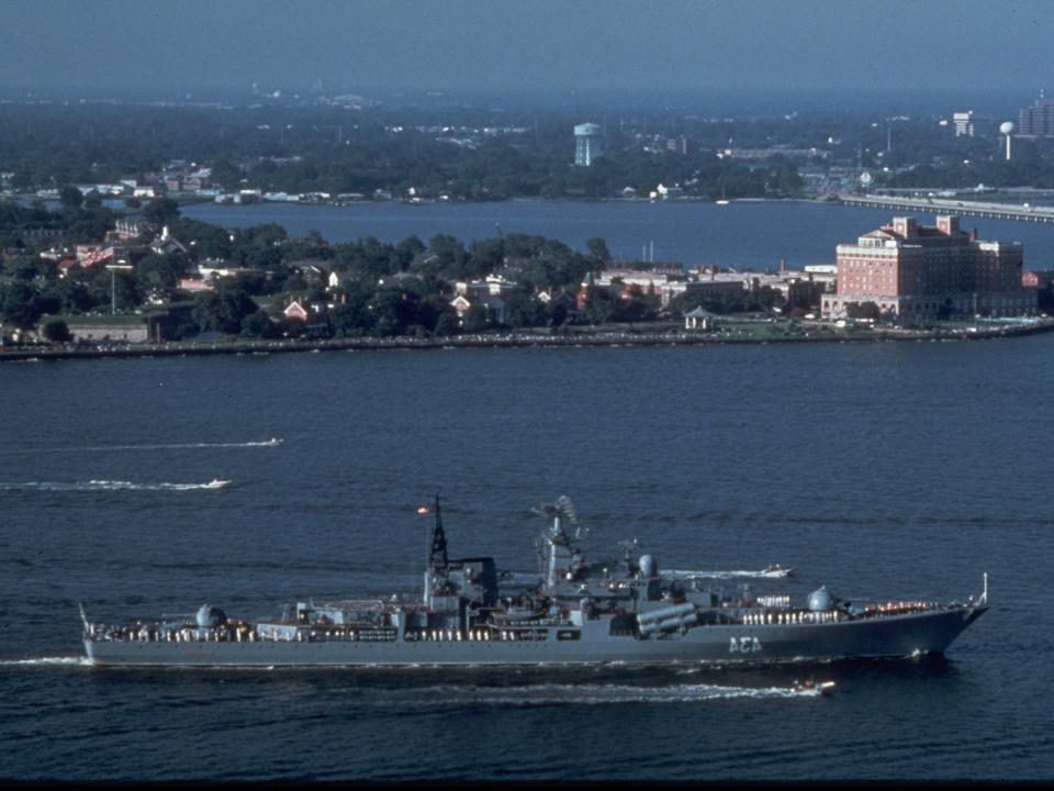 A Sovremenny ship in 1989, before refitting and modifications made by the Chinese navy.