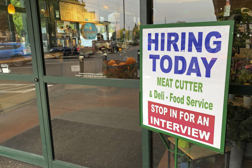 Un anuncio de oferta de empleo en un supermercado en Olympia, estado de Washington. (AP Photo/Ted S. Warren)