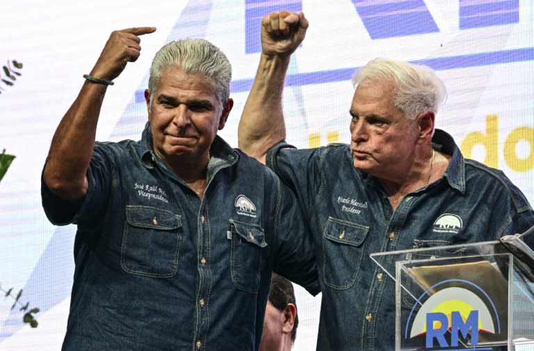 El expresidente, Ricardo Martinelli (d) junto al candidato derechista para las elecciones del 5 de mayo de 2024, José Raúl Mulino, en un acto electoral en Ciudad de Panamá, el 3 de febrero de 2024 (MARTIN BERNETTI)