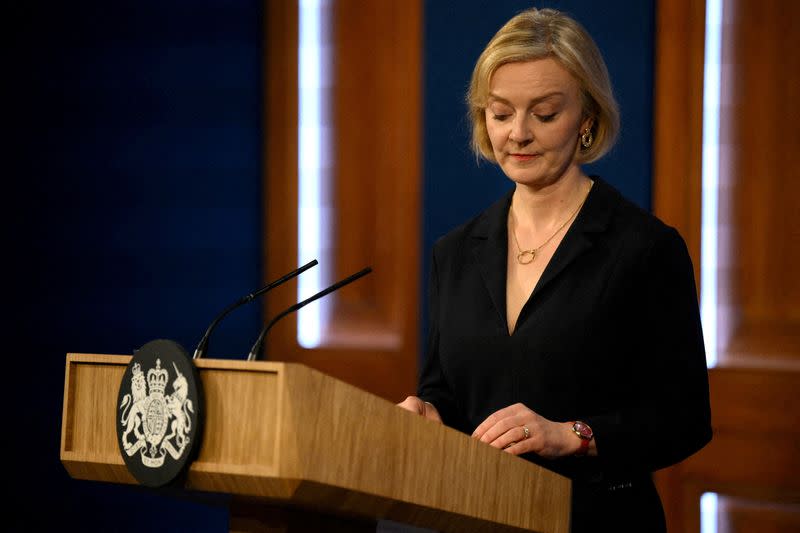 FOTO DE ARCHIVO: La primera ministra británica, Liz Truss, asiste a una rueda de prensa en Londres