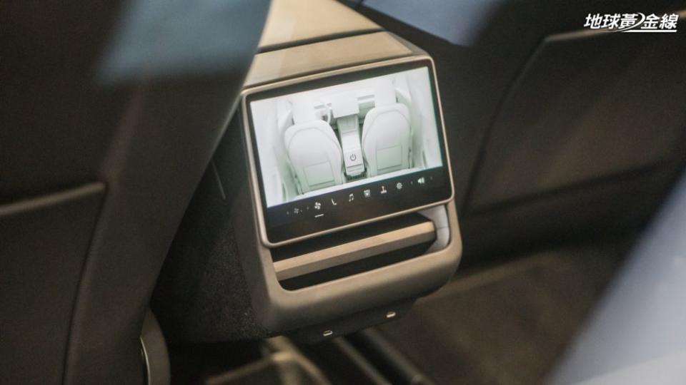 Model 3煥新版跟進Model S與Model X，導入後座8吋觸控螢幕。(攝影/ 劉家岳)