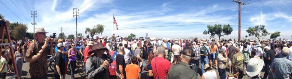 Panoramic photo of the crowds waiting to see Endeavour. Courtesy @maxzimbert.