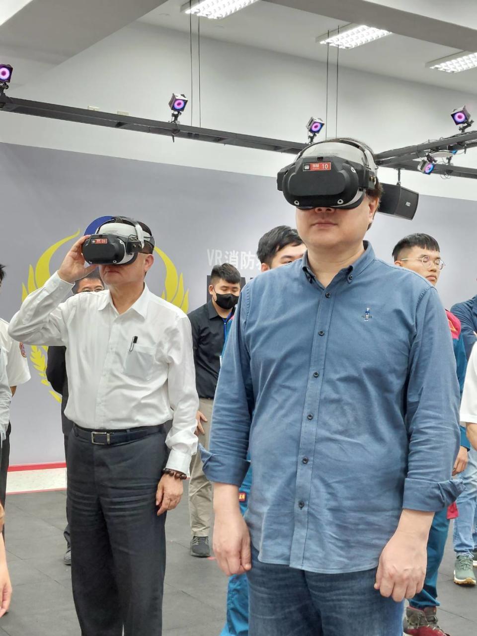 內政部長林右昌視察消防署訓練中心，並親自體驗結合5G科技的AR、VR訓練情境系統。(消防署提供)