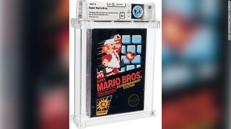 1986年發售之《超級瑪利歐兄弟》遊戲片，以66萬美元（約1900萬新台幣）天價拍出。   圖：翻攝自美國海瑞得拍賣公司（Heritage Auctions）