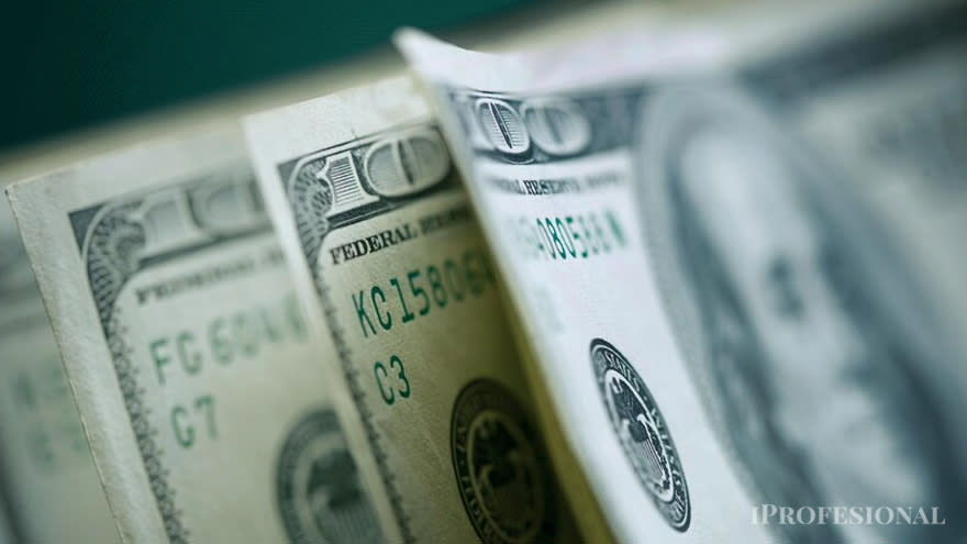 El dólar oficial cotiza en torno a los $375, un valor muy por debajo de los $975 del blue,