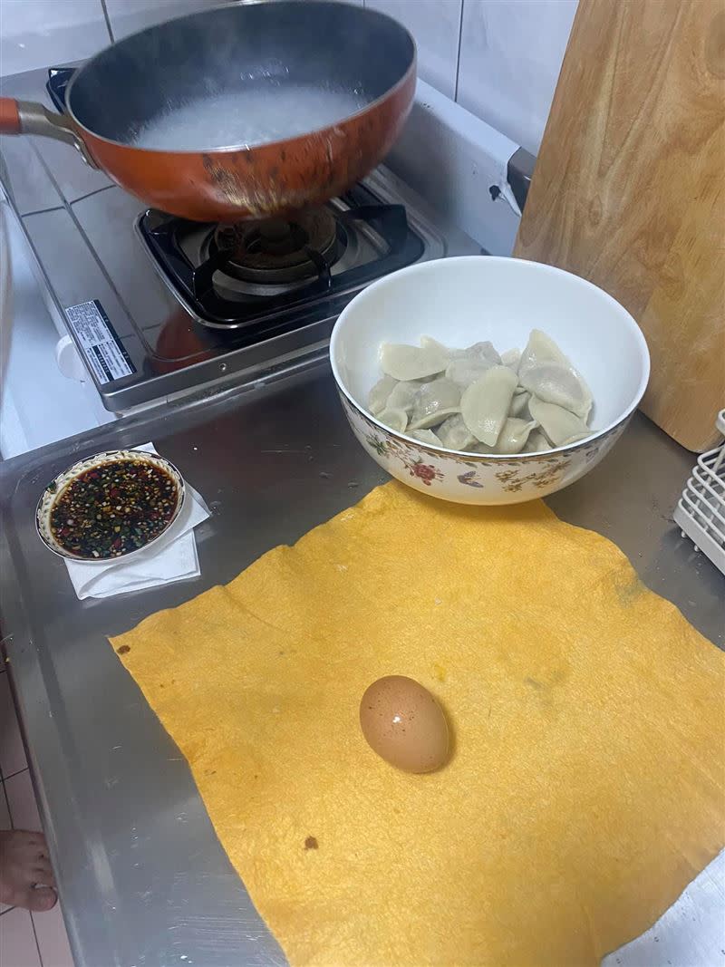原PO表示，沒辦法接受在煮水餃的時候順便做水煮蛋。（圖／翻攝自臉書「爆廢公社公開版」）