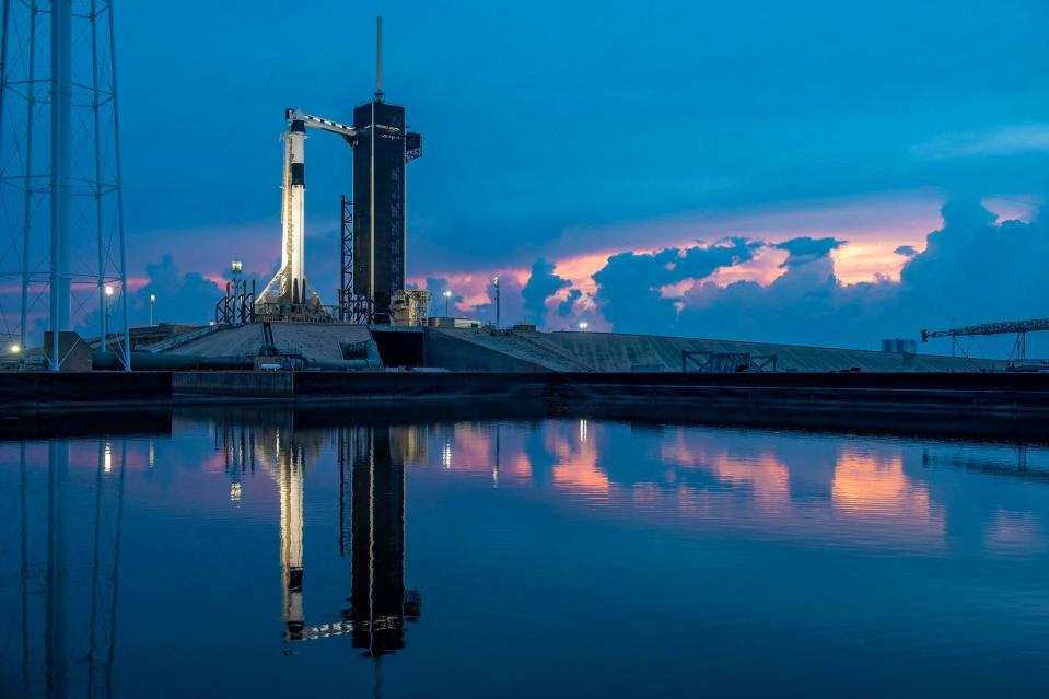 spacex crew dragon spaceship sunset kennedy space center cape canaveral florida launchpad launch complex 39a elon musk twitter
