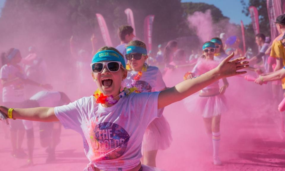 <p>Fröhliche Kinder nehmen im australischen Sydney am sogenannten "Color Run" teil, der auch als "Glücklichster Fünf-Kilometer-Lauf des Planeten" bekannt ist. Der Wettkampf soll zu einem gesunden Leben, Zufriedenheit und Selbstentfaltung ermutigen. (Bild: Zhu Hongye/Xinhua via ZUMA Wire) </p>