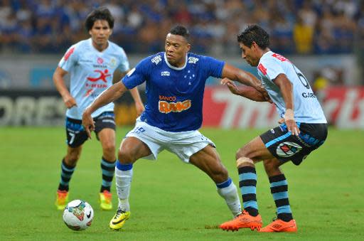 El veterano mediocampista Julio Baptista (C), del Cruzeiro de Brasil, elude la marca de César Ortiz (D), del peruano Real Garcilaso, durante un partido de la Copa Libertadores de América el 9 de abril de 2014 en Belo Horizonte (AFP | Douglas Magno)