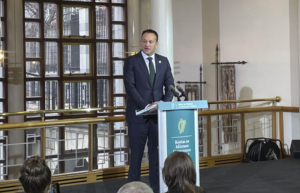 El primer ministro irlandés Leo Varadkar habla en el Consejo Británico-Irlandés para condenar la violencia del jueves por la noche en el centro de Dublín, el viernes 24 de noviembre de 2023, en el Castillo de Dublín. (Gráinne Ní Aodha/PA vía AP)