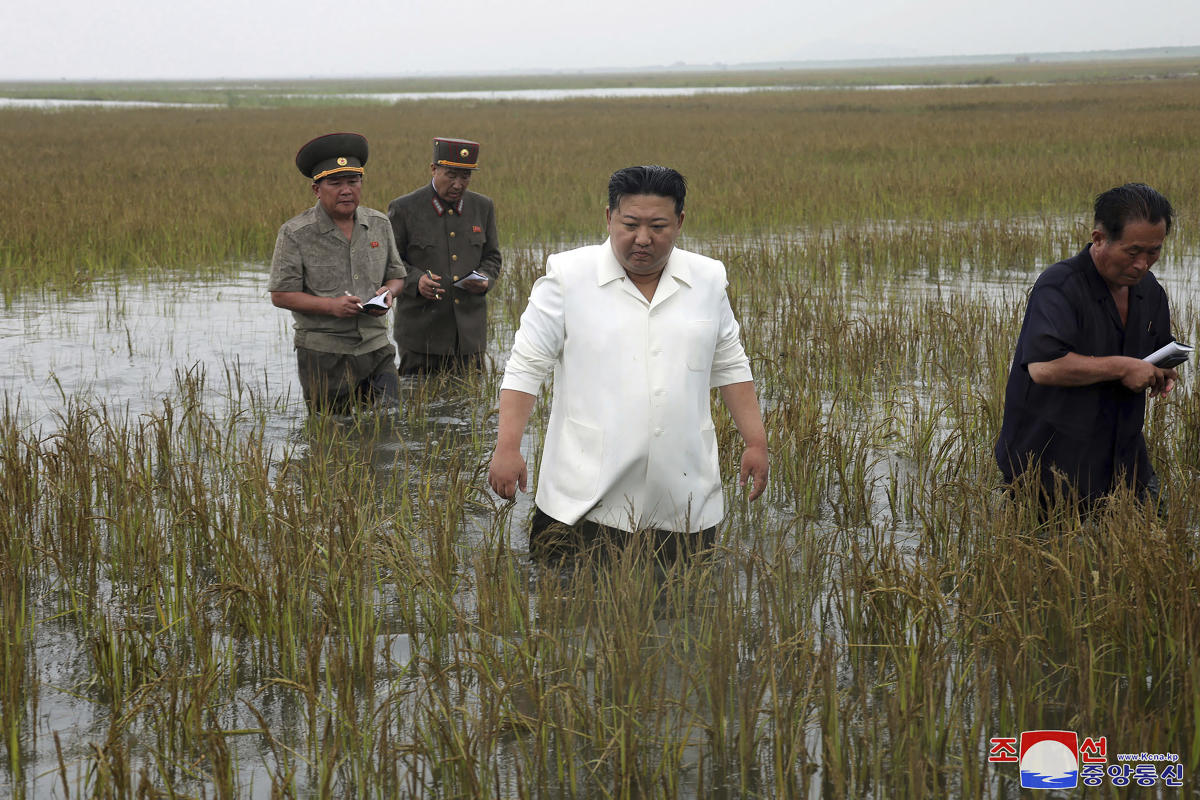 Севернокорейският премиер Ким критикува премиера за наводнения, възможен опит да се прехвърли вината за лошата икономика