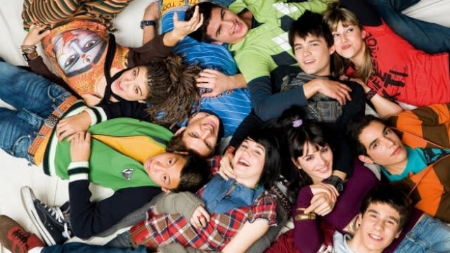 ‘Física o Química’: mientras en el mundo triunfaban las series adolescentes, en España esto no supuso un furor hasta que Antena3 lanzó ‘Física o química’. Sus protagonistas son ahora adultos que triunfan en diferentes sectores: Úrsula Corberó en la televisión, Angy Fernández en el musical, Javier Calvo en la dirección, Maxi Iglesias en el cine… sus complicadas agendas podrían fijar una fecha en concreto para unirse y retomar la adolescencia de todos los que crecimos con sus aventuras. (Imagen: ©Atresmedia)