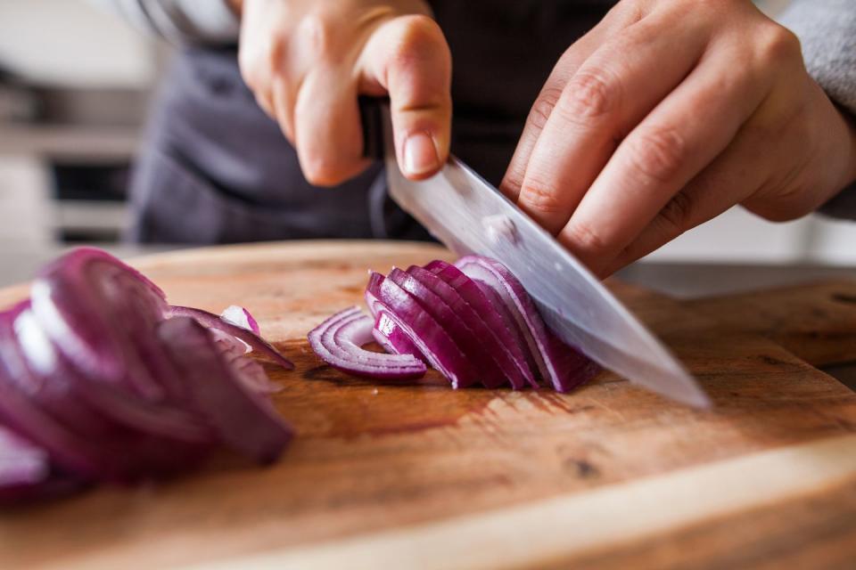 cuisiner découpe d'oignons rouges