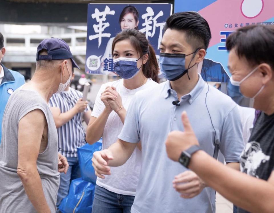 有支持群眾憂心蔣萬安(右)選情，但鍾沛君(左)強調正好督促藍營不能鬆懈，持續拉票、固票。（圖／取自鍾沛君臉書）