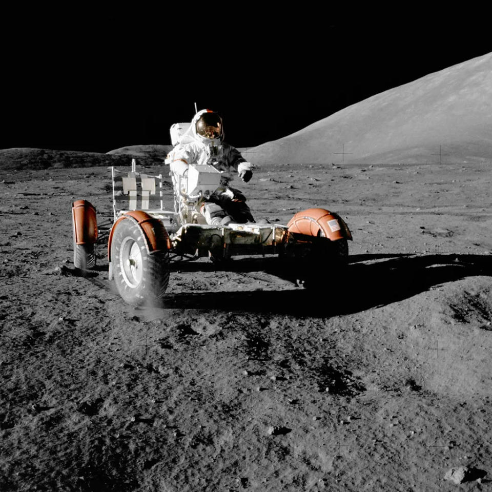 Eugene Cernan testando o rover após tirá-lo do módulo lunar Challenger (Imagem: Reprodução/NASA)