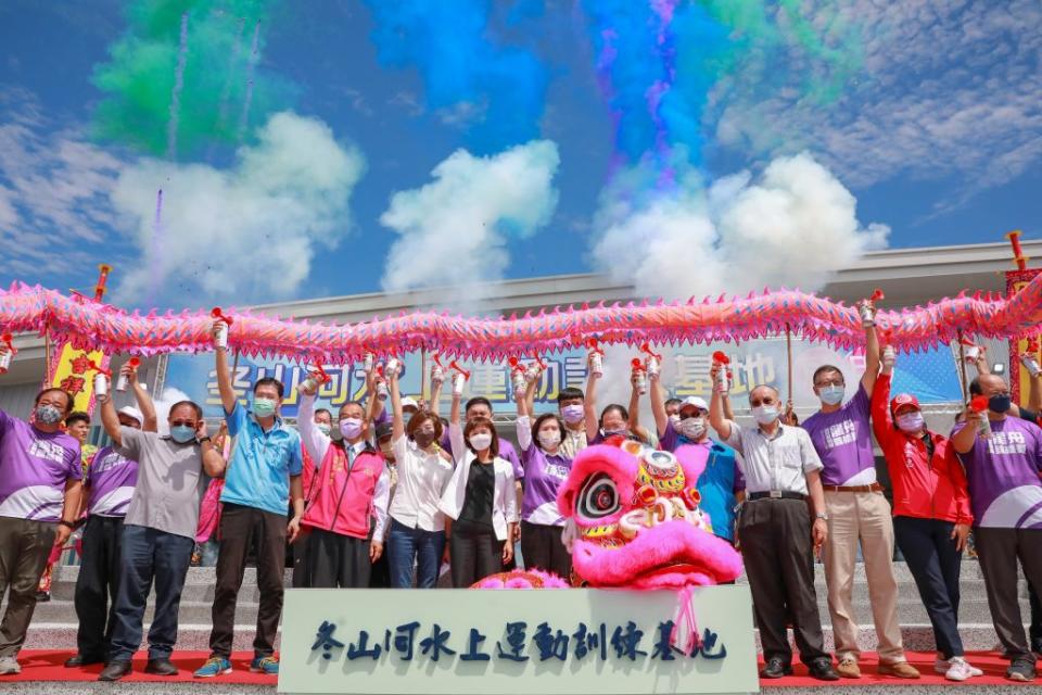 宜蘭縣政府在冬山河親水公園辦理端午祭江祈福，同時舉行冬山河水上運動訓練基地啟用儀式。（宜縣府提供）