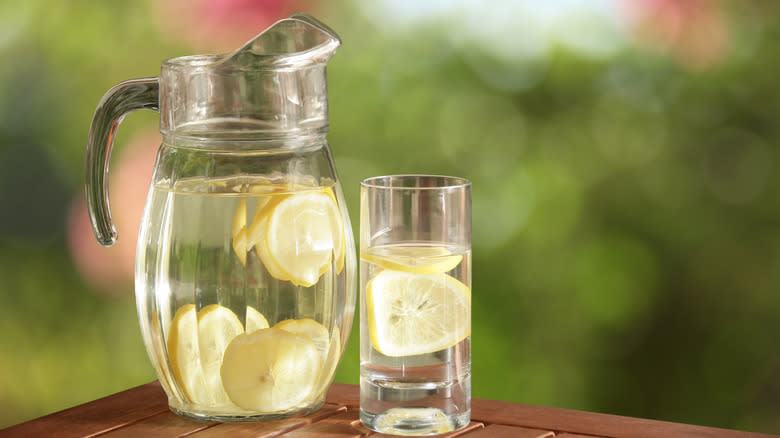 water with lemon slices