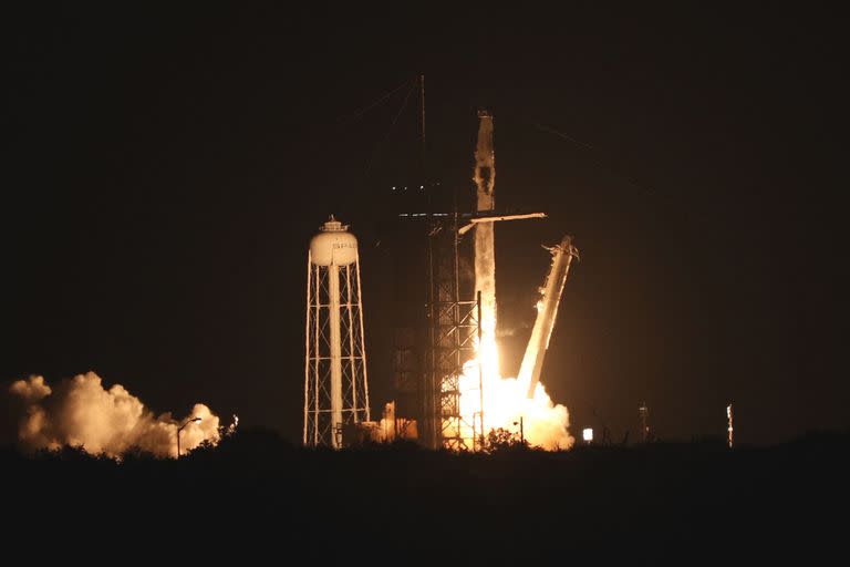 El cohete SpaceX Falcon 9 con la cápsula espacial Crew Dragon despega desde la plataforma 39A en el Centro Espacial Kennedy en Cabo Cañaveral, Florida,