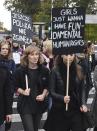 Mujeres vestidas de negro participan en una manifestación contra la ley del aborto en Varsovia, Polonia, hoy, 3 de octubre de 2016. Miles de mujeres protestaron hoy en Polonia contra la ley en trámite que prevé la prohibición del aborto y penas de cárcel para quienes lo practiquen, en una jornada denominada “Lunes Negro” en la que organizaciones feministas han convocado una huelga general femenina. La iniciativa cuenta con cientos de miles de apoyos en las redes sociales, e incluso varias empresas han dado el día libre a sus empleadas en solidaridad con la protesta. EFE/Radek Pietruszka