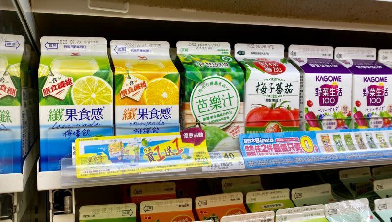 ▲7-ELEVEN推出纖果食感果汁買一送一優惠，原價30元，8月23日前檸檬飲、柳橙飲任選買一送一，等於400ml果汁特價15元。（圖／記者黃韻文攝）