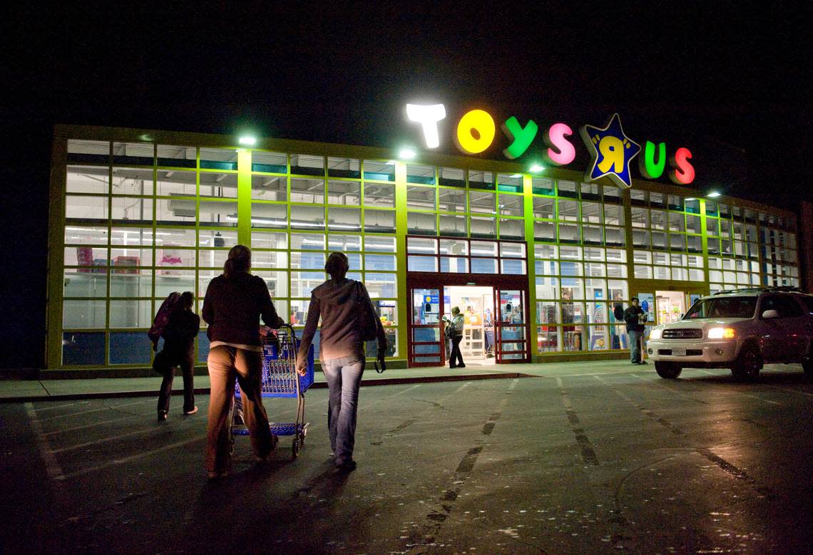 Sacramento shoppers take advantage of the Black Friday sales at Toys “R” Us on Arden Way in Sacramento at 7 a.m. in 2009. Randy Pench/Sacramento Bee file