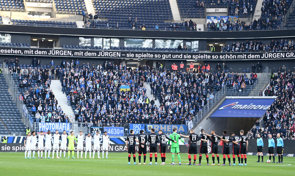 Die Mannschaften von Frankfurt und Bochum gedenken vor ihrer Partie der verstorbenen Eintracht-Legende Jürgen Grabowski.