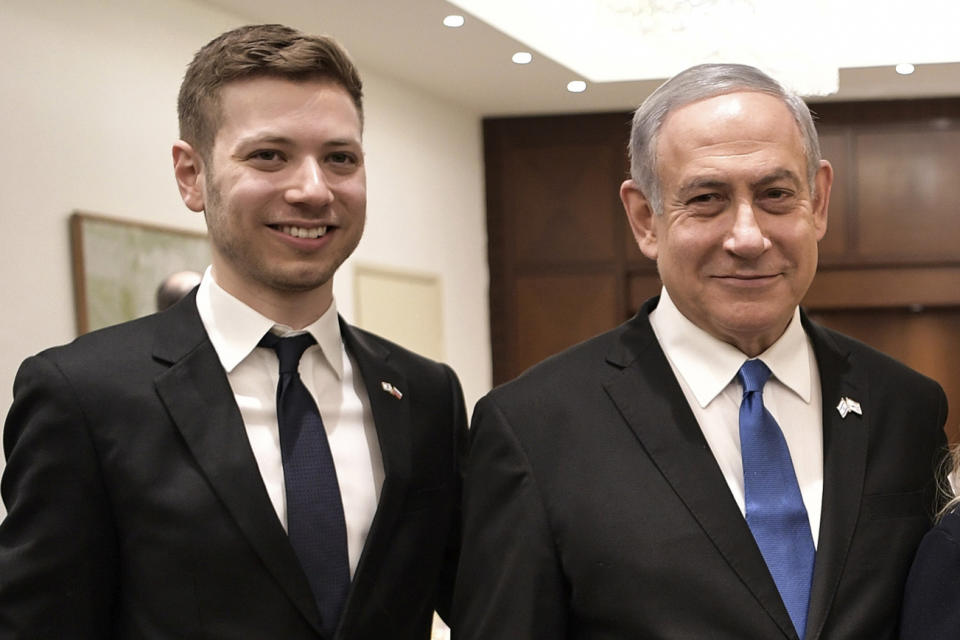 Yair Netanyahu junto a su padre, Benjamin Netanyahu, primer ministro de Israel. (Aleksey Nikolskyi/Sputnik Kremlin Pool Photo via AP, File)