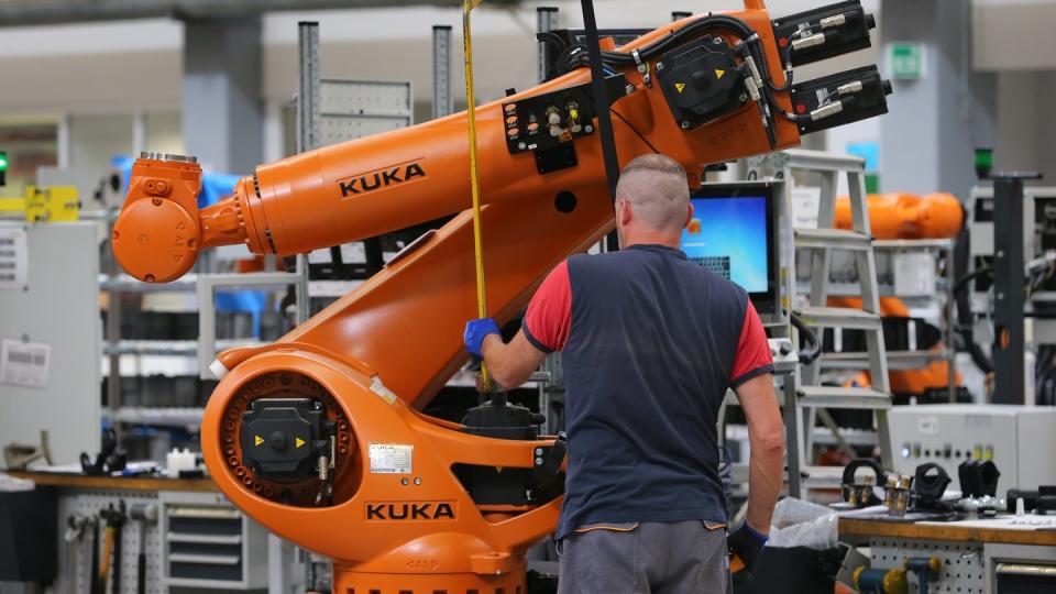 Produktion bei Kuka in Augsburg: 
In der Vergangenheit hatte unter anderem die Übernahme des Roboterherstellers durch den chinesischen Midea-Konzern Debatten über einen möglichen Technologietransfer befeuert. Foto: Karl-Josef Hildenbrand/Archiv