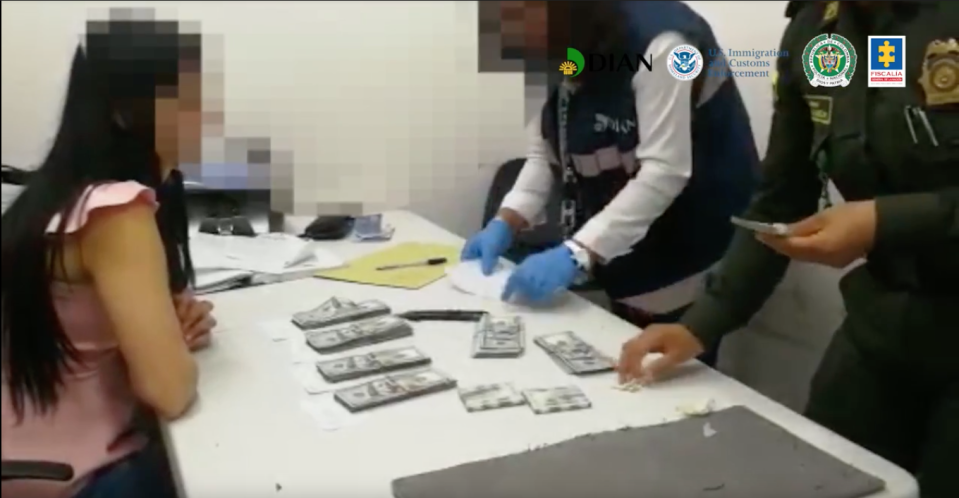 A una pasajera le fueron hallados 73.500 dólares en 147 cápsulas ingeridas (Foto captura de video Fiscalía General de Colombia).