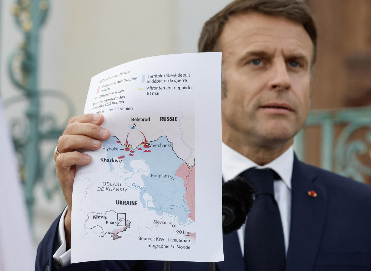 Emmanuel Macron montre une carte présentant la situation de guerre entre la Russie et l’Ukraine lors d’une conférence de presse conjointe avec le chancelier allemand, près de Berlin.