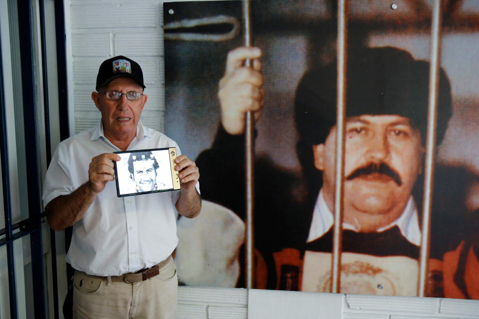 Roberto Escobar, hermano del narcotraficante colombiano Pablo Escobar, sostiene un teléfono inteligente con la fotografía de su fallecido hermano. (Foto: REUTERS/David Estrada)