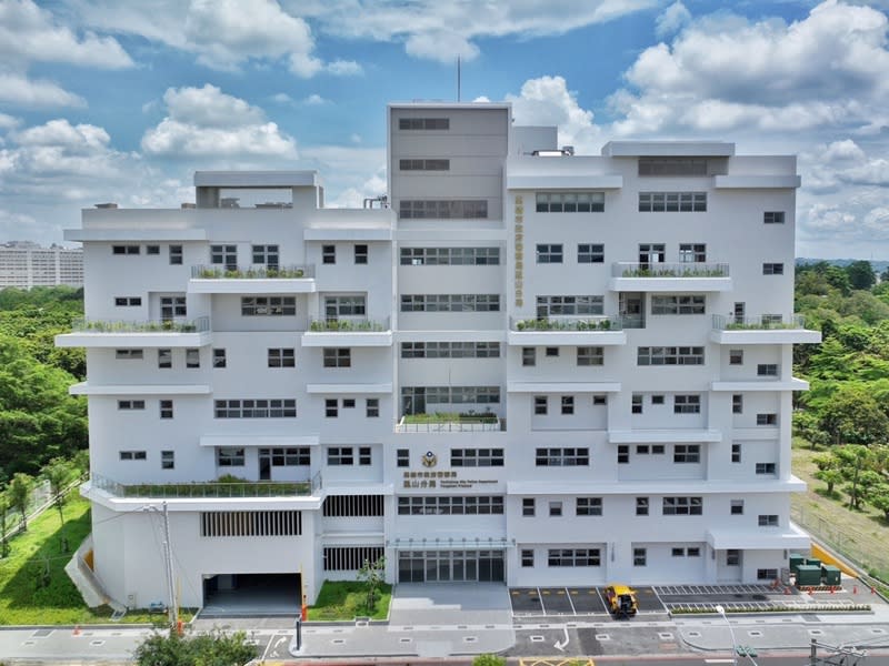 高雄鳳山警分局新建廳舍落成啟用 高雄市警察局鳳山分局新建廳舍9日舉辦落成啟用典 禮，有別以往剛性形象的公家建築，為融合周邊自然 環境，採用「簡潔、明亮」的大樓外觀，盼藉以縮短 與民眾距離。 （高雄市鳳山警分局提供） 中央社記者洪學廣傳真  112年11月9日 