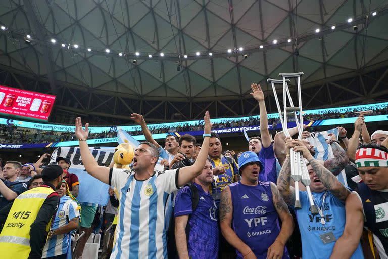 Los hinchas argentinos en el estadio de Lusail antes del partido