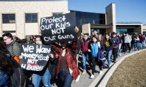 <p>Estudiantes del Round Lake High School participan en el paro realizado a nivel nacional para protestar contra la violencia por armas de fuego, en Round lake, Illinois, Estados Unidos, hoy, 14 de marzo de 2018. Estudiantes, profesores y padres realizan un paro nacional de 17 minutos en memoria de las 17 personas muertas a tiros el pasado 14 de febrero en un instituto de Parkland, en el sur de Florida, y en demanda de un mayor control de venta de armas.EFE/TANNEN MAURY </p>