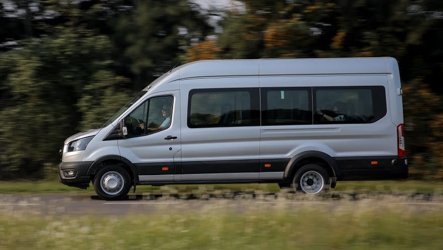 La nueva Transit para pasajeros trae caja automática.