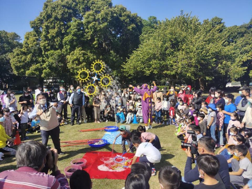 首場耶誕跨年活動在總爺大草皮登場，黃偉哲到場與親子玩泡泡，發送耶誕糖果。（記者林相如攝）