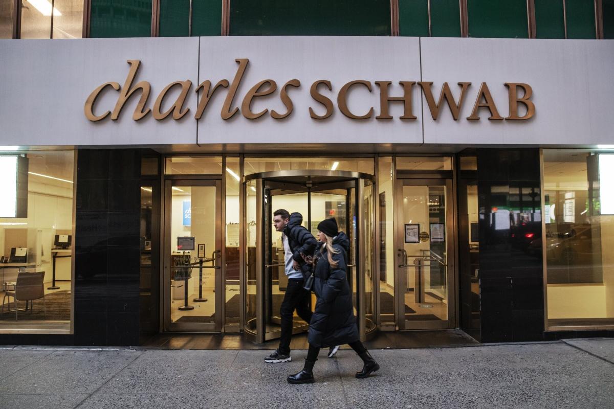 Wynik odsetkowy netto Schwaba spada o 24% po przeniesieniu pieniędzy przez klientów