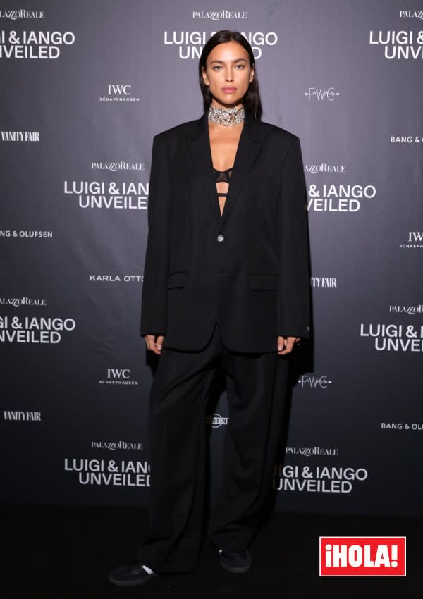 Irina Shayk con traje negro de Zara en Milán