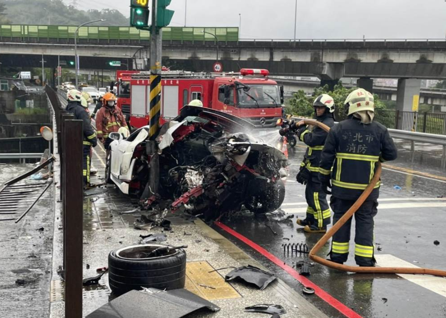 ▲疑天雨路滑釀禍！千萬奧迪跑車自撞電線桿　1傷1命危（圖／翻攝畫面）