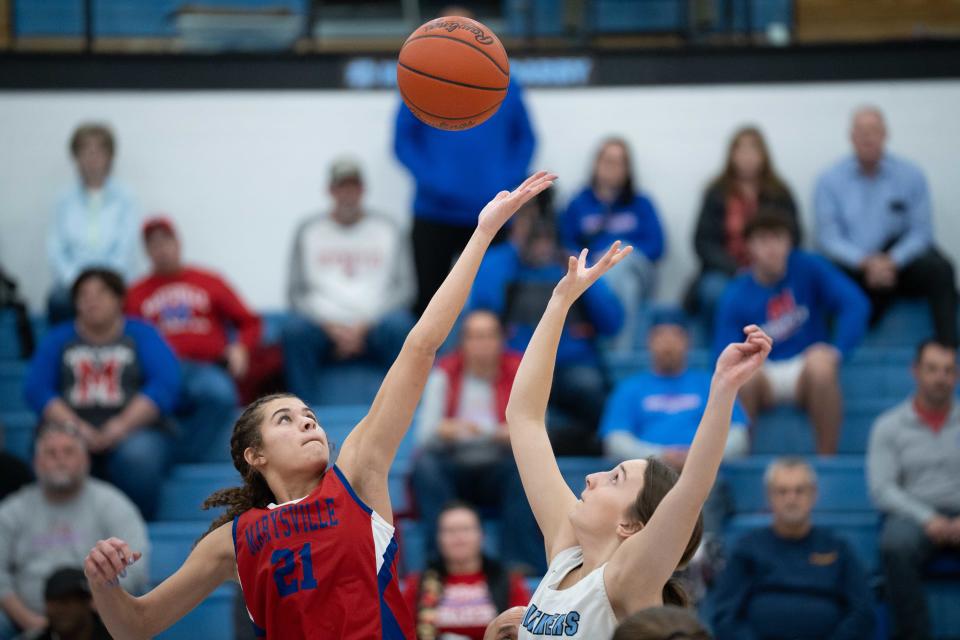 Marysville's JoJo Eberhart wins the opening tip against Hilliard Darby on Dec. 8.