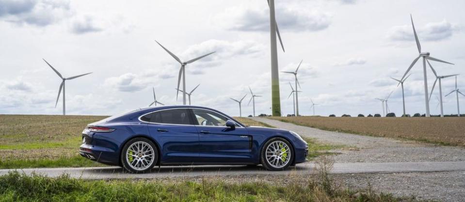 Bientôt, les éoliennes ne serviront pas seulement à recharger la batterie de cette Porsche Panamera Hybrid, elles produiront aussi un carburant de synthèse pour son moteur thermique.
