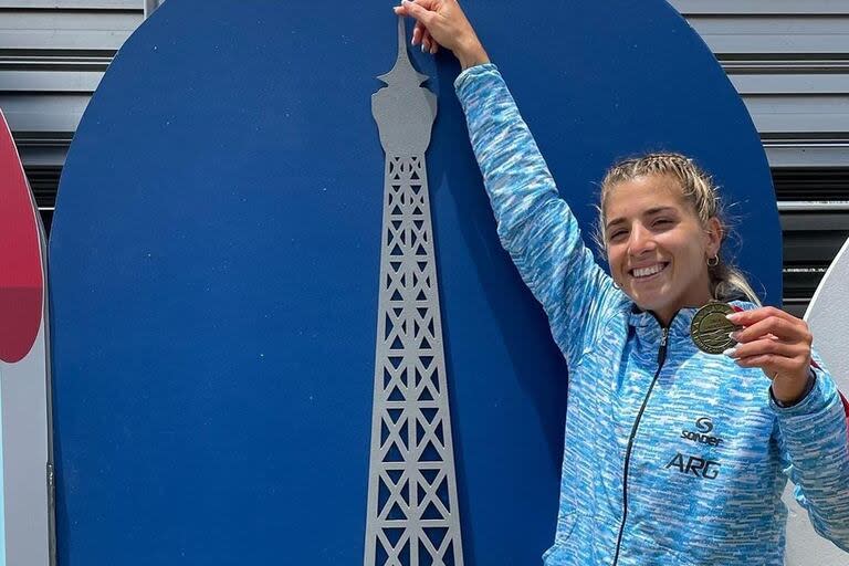 Brenda Rojas llegó a la cima de la Torre Eiffel... en la foto; a mediados de año podrá visitar de verdad el monumento, en algún descanso que tenga en París 2024.