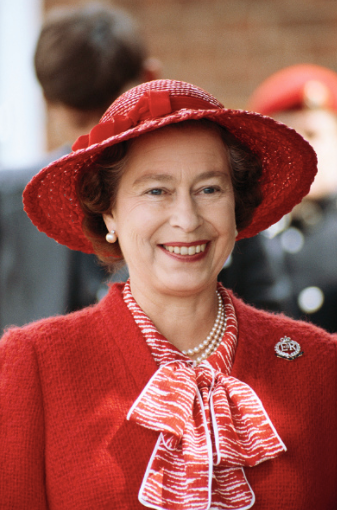 <p>En tant que femme adulte mature, Sa Majesté possède de nombreuses couleurs audacieuses dans sa garde-robe, comme ce rouge flamboyant. (Photo : Getty Images) </p>