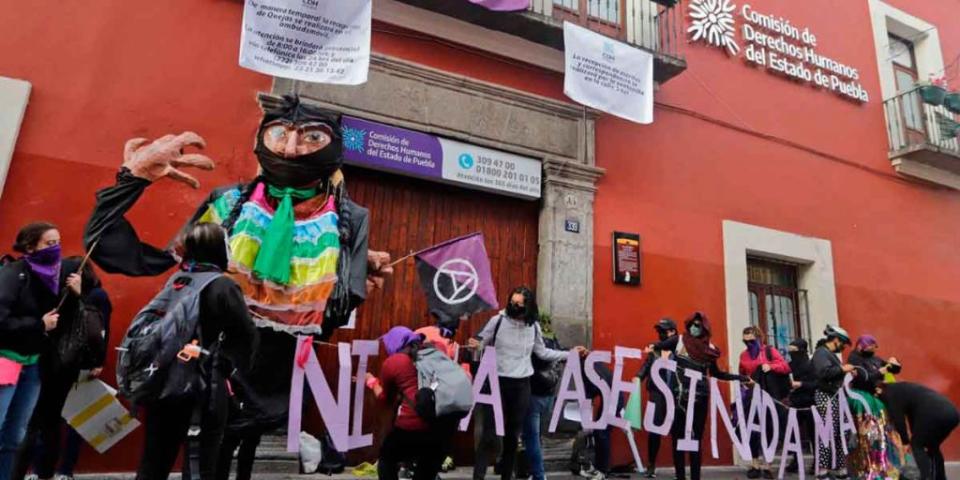 Feministas poblanas cierran la CEDH Puebla con cintas, anuncios, carteles y pintas