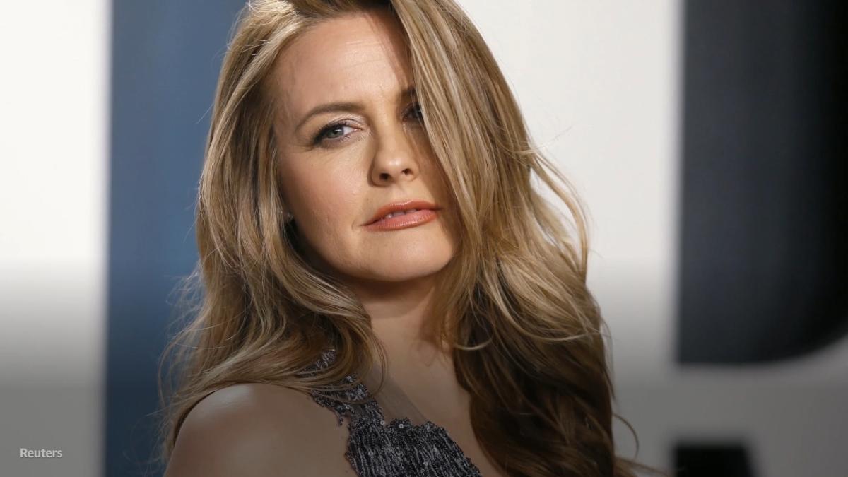 Alicia Silverstone and her son Bear, 11, still share a bed [Video]