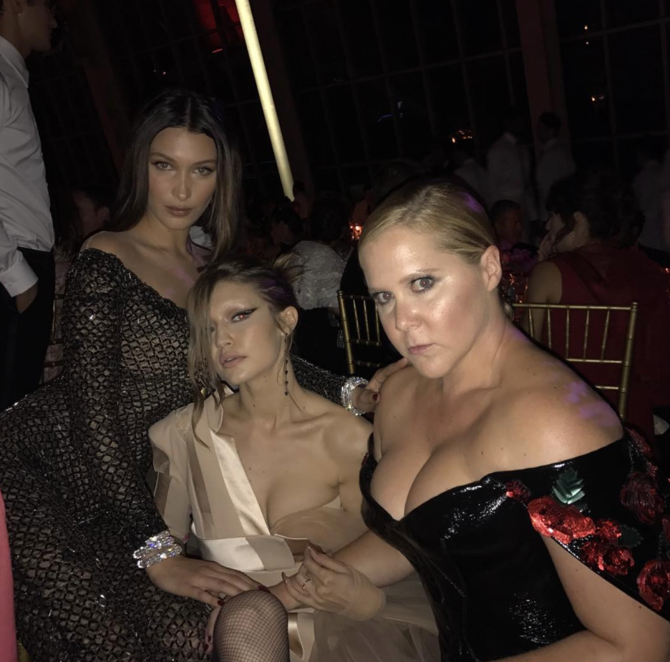 Amy Schumer Getting A Posing Lesson From The Hadid’s