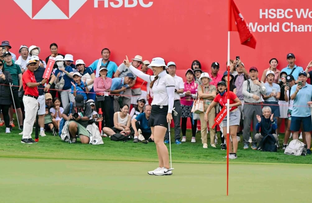 Australian golfer Hannah Green raises her arm in triumph after making the winning birdie putt at the 2024 HSBC Women's World Championship. (PHOTO: HSBC Women’s World Championship)